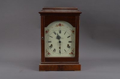 Lot 517 - A modern mantel clock