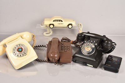 Lot 12 - A group of vintage telephones