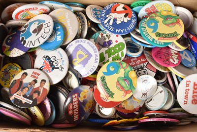 Lot 49 - A collection of badges