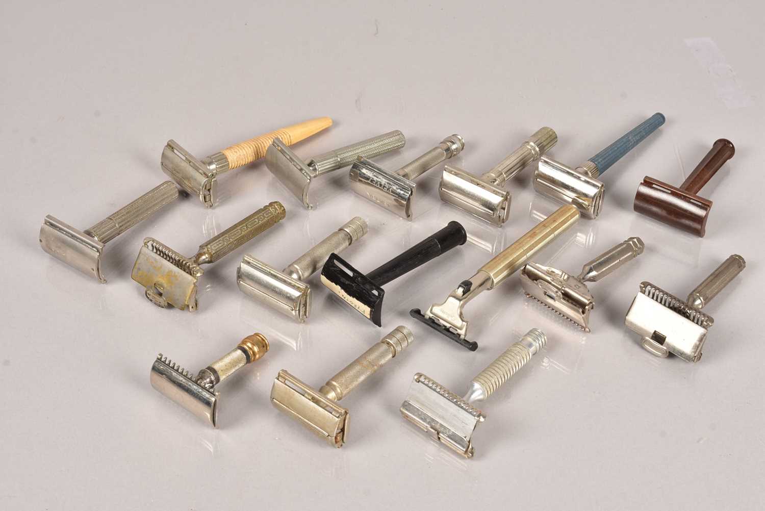 Lot 78 - A collection of various razors