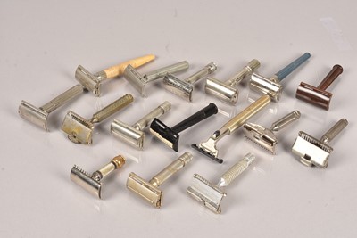 Lot 78 - A collection of various razors