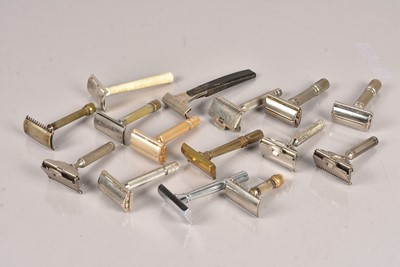 Lot 79 - A collection of various razors
