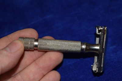 Lot 80 - A vintage Redox Rolling Razor