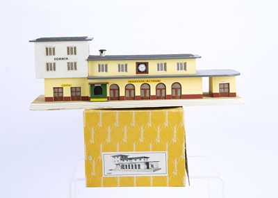 Lot 663 - Rivarossi Yellow Series 1950s HO Gauge Trackside Art Deco Station Formia