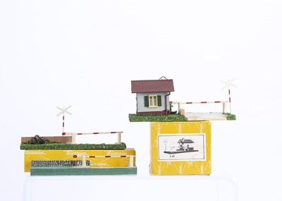 Lot 674 - Rivarossi 1950s Yellow Series HO Gauge Trackside Accessories Crossings