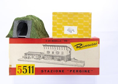 Lot 681 - Rivarossi 1950s HO Gauge Yellow Series Plastic Tunnel and Later Plastic Pergine Stazione