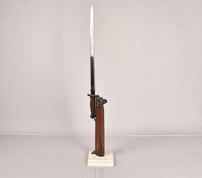 Lot 565 - A 1907 SMLE bayonet and rifle end sculpture