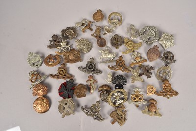 Lot 636 - A collection of WWI and later Regimental cap badges