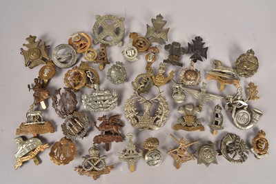 Lot 639 - An assortment of WWI and later British Regimental Cap Badges