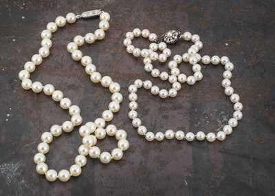 Lot 6 - A string of uniform knotted cultured pearls