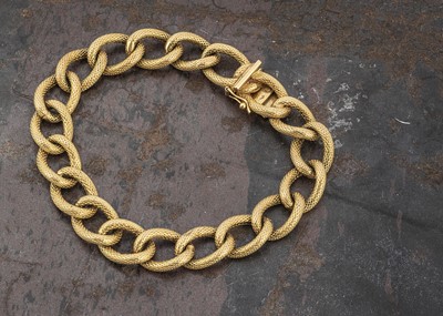 Lot 29 - An 18ct gold continental curb link textured chain bracelet