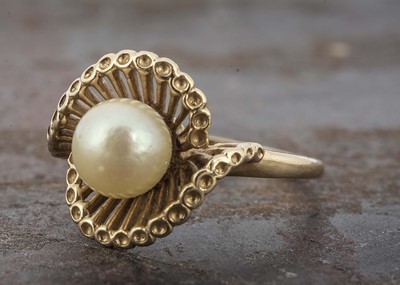 Lot 38 - A continental 14ct cultured pearl dress ring