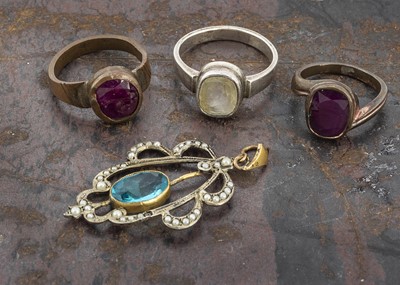 Lot 51 - Three gem set rings