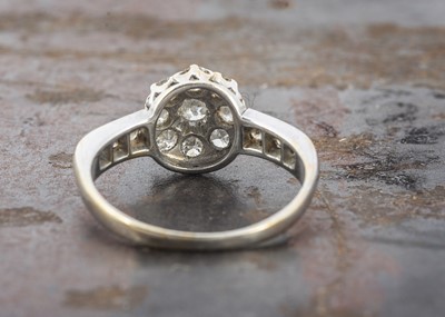 Lot 61 - An Edwardian yellow gold and old cut diamond cluster ring