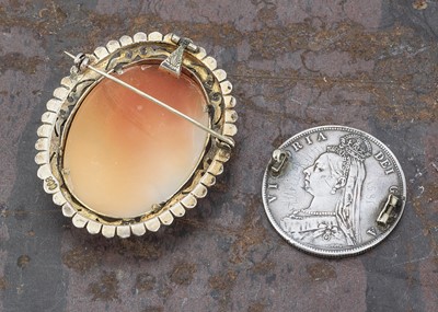 Lot 62 - A shell carved cameo brooch or pendant