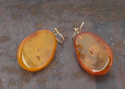 Lot 70 - A pair of Baltic amber and gold drop earrings