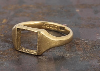 Lot 83 - An 18ct gold gentleman's signet ring