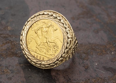 Lot 111 - An Elizabeth II half sovereign 9ct gold dress ring