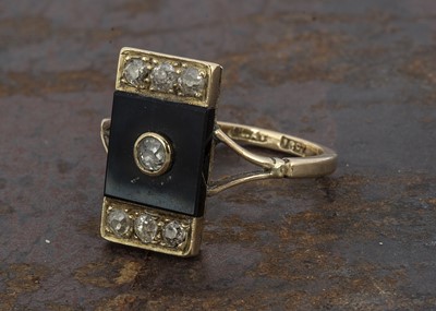 Lot 114 - An Art Deco 18ct gold and platinum set tablet ring