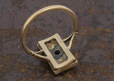Lot 114 - An Art Deco 18ct gold and platinum set tablet ring
