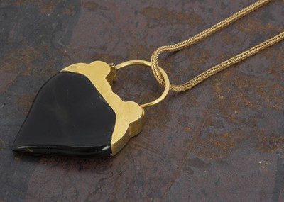 Lot 117 - A continental yellow metal tortoiseshell heart shaped padlock clasp pendant