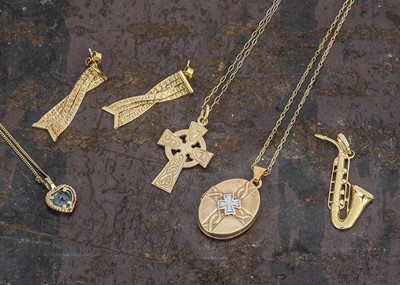 Lot 133 - A collection of gold jewels