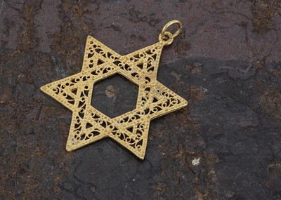 Lot 143 - A continental 750 marked 'Star of David' pendant
