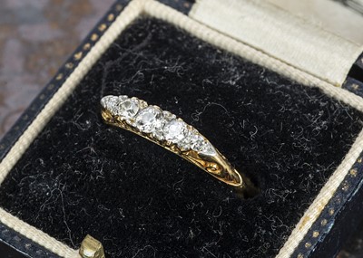 Lot 157 - An 18ct gold five stone old cut diamond ring