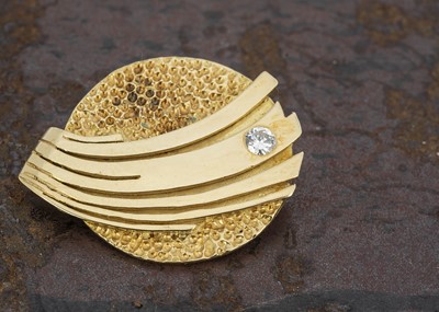 Lot 168 - A contemporary 18ct gold diamond set circular pin brooch