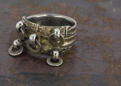 Lot 184 - A late 19th Century white and gilt metal Middle Eastern gentleman's ring