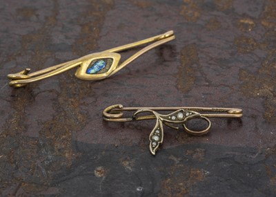 Lot 197 - An Edwardian 9ct gold and enamel Murrle Bennett and co safety pin brooch