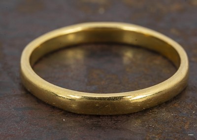 Lot 200 - A 22ct gold wedding band