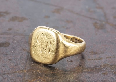 Lot 203 - An 18ct gold signet ring