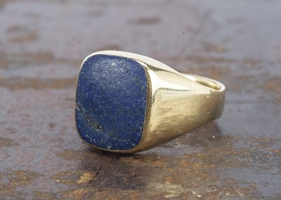 Lot 209 - A yellow metal and lapis lazuli gentleman's signet ring