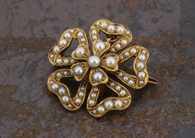 Lot 213 - An Edwardian 15 ct gold and seed pearl flower head brooch