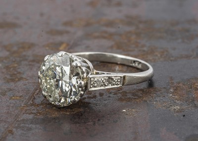 Lot 245 - A diamond solitaire platinum set ring