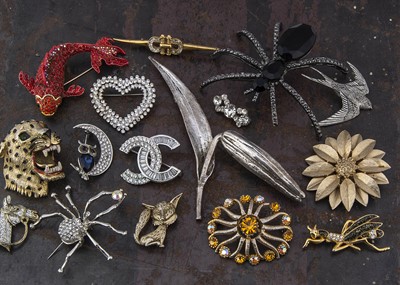 Lot 251 - A collection of spider brooches