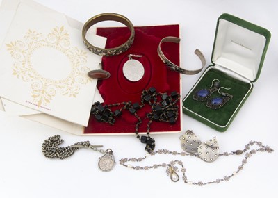 Lot 257 - A collection of costume jewellery