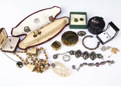 Lot 263 - A collection of costume jewellery