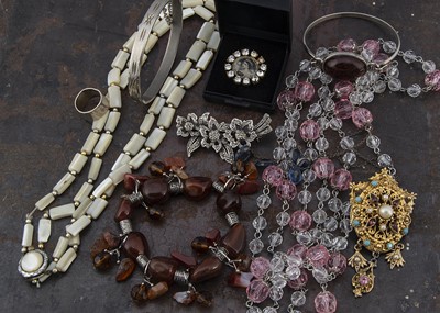 Lot 266 - A collection of costume jewellery