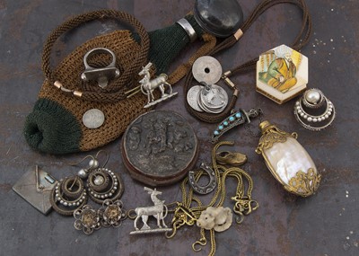 Lot 283 - A collection of miscellaneous items