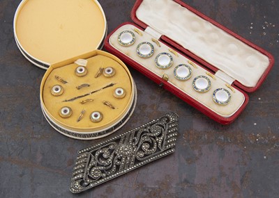 Lot 288 - An Art Deco cased set of dress studs