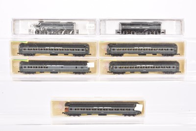 Lot 59 - N Gauge American New York Central Diesel Locomotive and Coaches by Life Like and Model Power