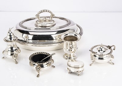Lot 450 - A small silver trinket box and silver plated items