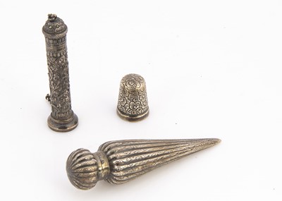 Lot 474 - Three Victorian and later collectable silver items