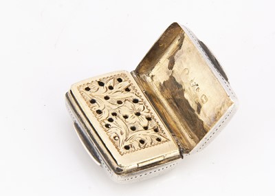 Lot 478 - A Georgian silver vinaigrette by Francis Clark