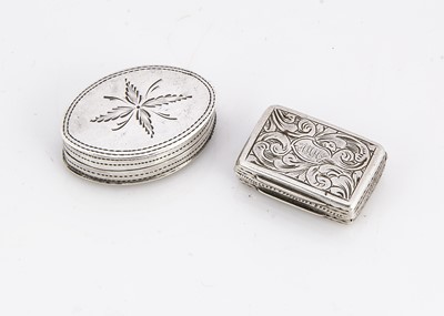 Lot 479 - A Georgian silver vinaigrette and a pill box