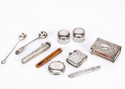 Lot 485 - A group of small silver items