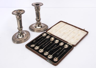 Lot 498 - A set of cased twelve Art Deco silver coffee bean spoons and a pair of worn Sheffield plate candlesticks