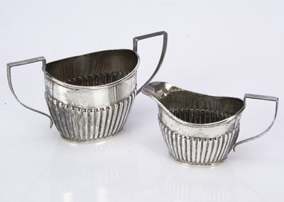 Lot 524 - A George V silver milk jug and sugar basin